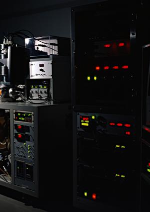 様々な種類の店舗で活用される液晶看板